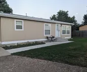 Cheerful 2 bedroom 2 bath home in Sheridan.