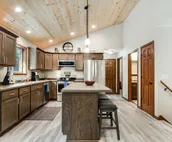 Modern cabin with fast WiFi, firepit, pergola, W/D, & central AC