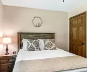 Modern cabin with fast WiFi, firepit, pergola, W/D, & central AC