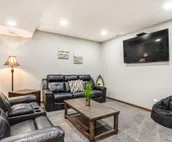 Modern cabin with fast WiFi, firepit, pergola, W/D, & central AC