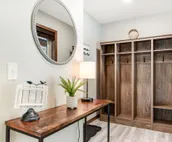 Modern cabin with fast WiFi, firepit, pergola, W/D, & central AC