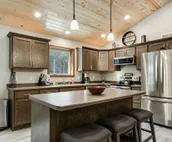 Modern cabin with fast WiFi, firepit, pergola, W/D, & central AC