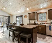 Modern cabin with fast WiFi, firepit, pergola, W/D, & central AC