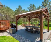 Modern cabin with fast WiFi, firepit, pergola, W/D, & central AC