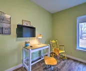Bohemian Home w/ Screened Porch, 3 Mi to Lake!