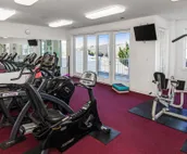 Oceanfront condo with amazing views, balcony, fast WiFi & on-site pool/gym