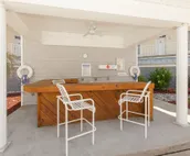 Oceanfront condo with amazing views, balcony, fast WiFi & on-site pool/gym