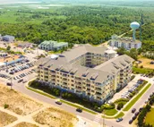 Oceanfront condo with amazing views, balcony, fast WiFi & on-site pool/gym