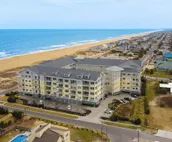 Oceanfront condo with amazing views, balcony, fast WiFi & on-site pool/gym
