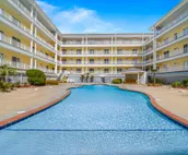 Oceanfront condo with amazing views, balcony, fast WiFi & on-site pool/gym