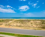 Oceanfront condo with amazing views, balcony, fast WiFi & on-site pool/gym