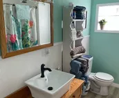 Homey Cottage- Close to Attractions- 3 bedrooms- Sleeps 11-13