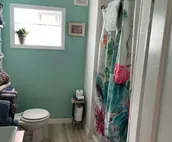 Homey Cottage- Close to Attractions- 3 bedrooms- Sleeps 11-13
