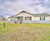 Lake Eufaula Retreat w/ Fire Pit, Near Main St!