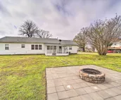 Lake Eufaula Retreat w/ Fire Pit, Near Main St!
