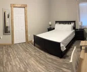 Modern Farmhouse 3 Bed, 2 Bath Apartment, Sleeps 7, Lots of Space, Downtown
