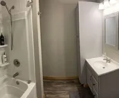Modern Farmhouse 3 Bed, 2 Bath Apartment, Sleeps 7, Lots of Space, Downtown