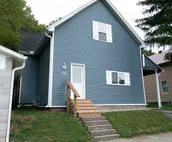 Modern Farmhouse 3 Bed, 2 Bath Apartment, Sleeps 7, Lots of Space, Downtown