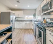 ***Rustic Modern 4 Bed / 3 Full Bath / 2 Living Rms w Wifi & 5 Smart TVs***