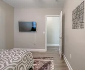 ***Rustic Modern 4 Bed / 3 Full Bath / 2 Living Rms w Wifi & 5 Smart TVs***