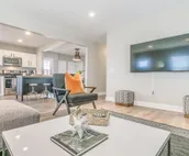 ***Rustic Modern 4 Bed / 3 Full Bath / 2 Living Rms w Wifi & 5 Smart TVs***