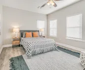 ***Rustic Modern 4 Bed / 3 Full Bath / 2 Living Rms w Wifi & 5 Smart TVs***