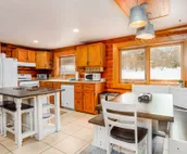 Gorgeous cabin home with private hot tub, private washer/dryer, & gas fireplace
