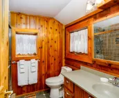 Gorgeous cabin home with private hot tub, private washer/dryer, & gas fireplace