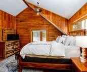 Gorgeous cabin home with private hot tub, private washer/dryer, & gas fireplace