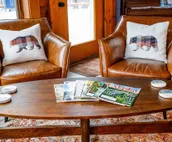 Gorgeous cabin home with private hot tub, private washer/dryer, & gas fireplace