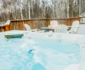 Gorgeous cabin home with private hot tub, private washer/dryer, & gas fireplace