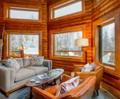 Gorgeous cabin home with private hot tub, private washer/dryer, & gas fireplace