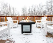 Gorgeous cabin home with private hot tub, private washer/dryer, & gas fireplace