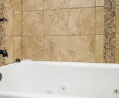Gorgeous cabin home with private hot tub, private washer/dryer, & gas fireplace