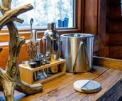 Gorgeous cabin home with private hot tub, private washer/dryer, & gas fireplace
