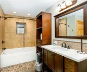 Gorgeous cabin home with private hot tub, private washer/dryer, & gas fireplace