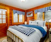 Gorgeous cabin home with private hot tub, private washer/dryer, & gas fireplace
