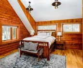 Gorgeous cabin home with private hot tub, private washer/dryer, & gas fireplace