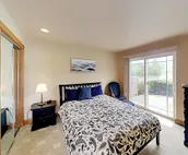 Lakefront end townhouse with kayaks & fishing dock, walk to beach - dogs welcome