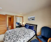 Lakefront end townhouse with kayaks & fishing dock, walk to beach - dogs welcome