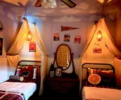 Arky’s Cabin- private setting in town with hot tub