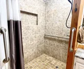 Arky’s Cabin- private setting in town with hot tub