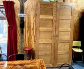 Arky’s Cabin- private setting in town with hot tub