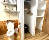 Arky’s Cabin- private setting in town with hot tub