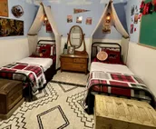 Arky’s Cabin- private setting in town with hot tub