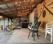 Arky’s Cabin- private setting in town with hot tub