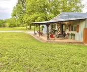 Arky’s Cabin- private setting in town with hot tub