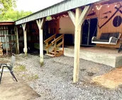 Arky’s Cabin- private setting in town with hot tub