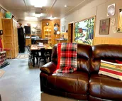 Arky’s Cabin- private setting in town with hot tub