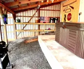 Arky’s Cabin- private setting in town with hot tub